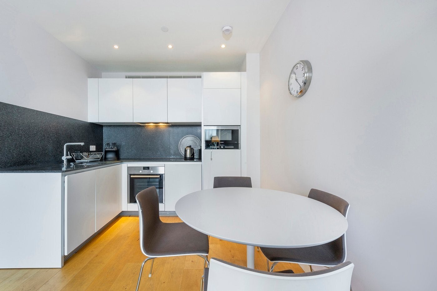 Flat Holland Street in Greater London