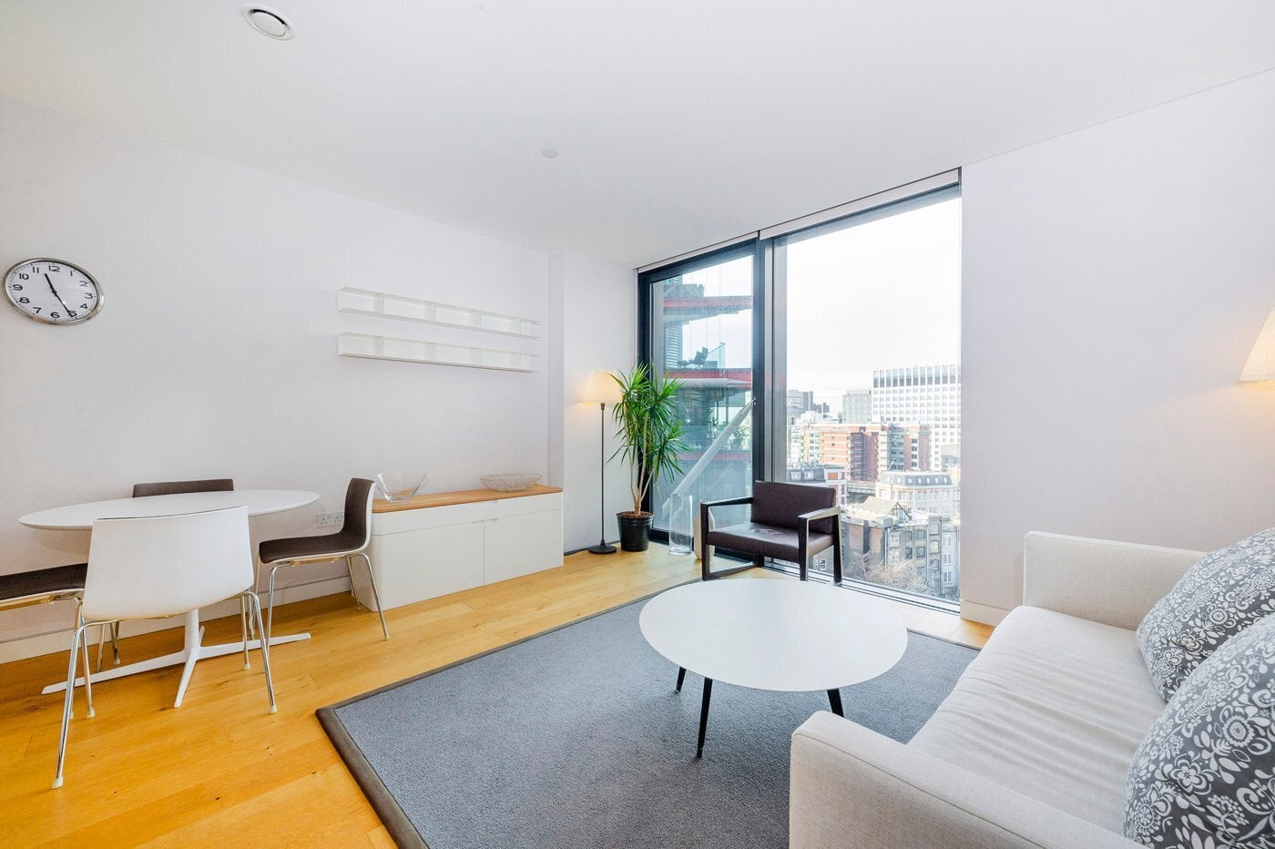 Flat Holland Street in Greater London