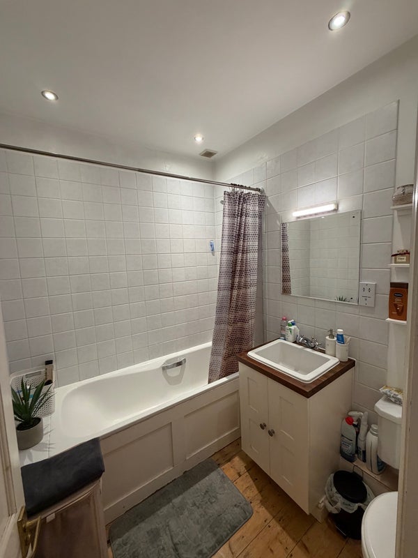 Room Parkwood Road in Greater London