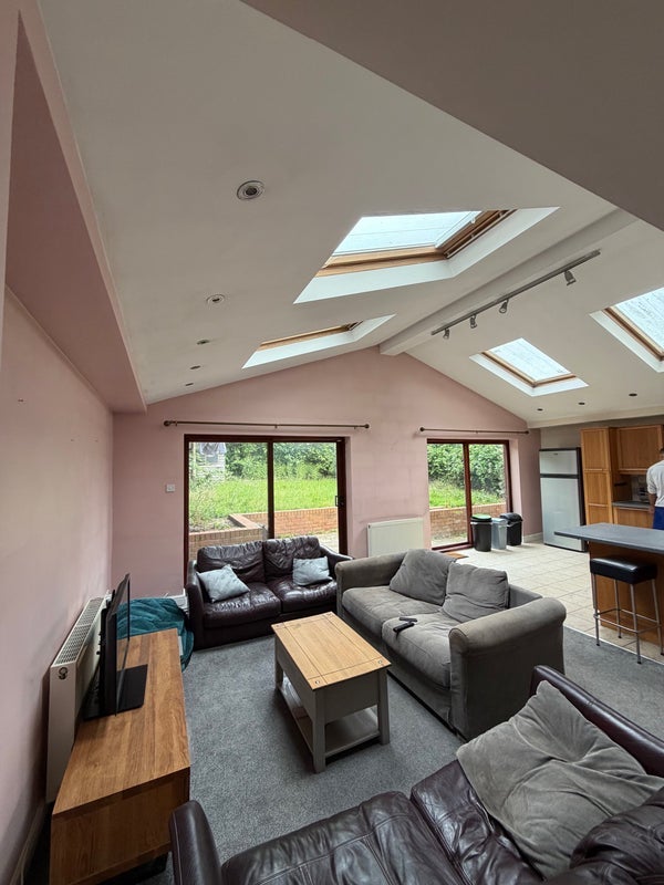 Room Parkwood Road in Greater London