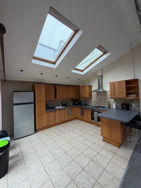 Room Parkwood Road in Greater London