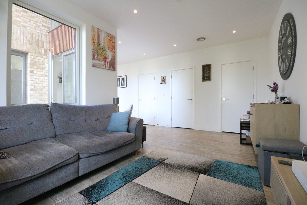 Flat Orchid Mews in Greater London