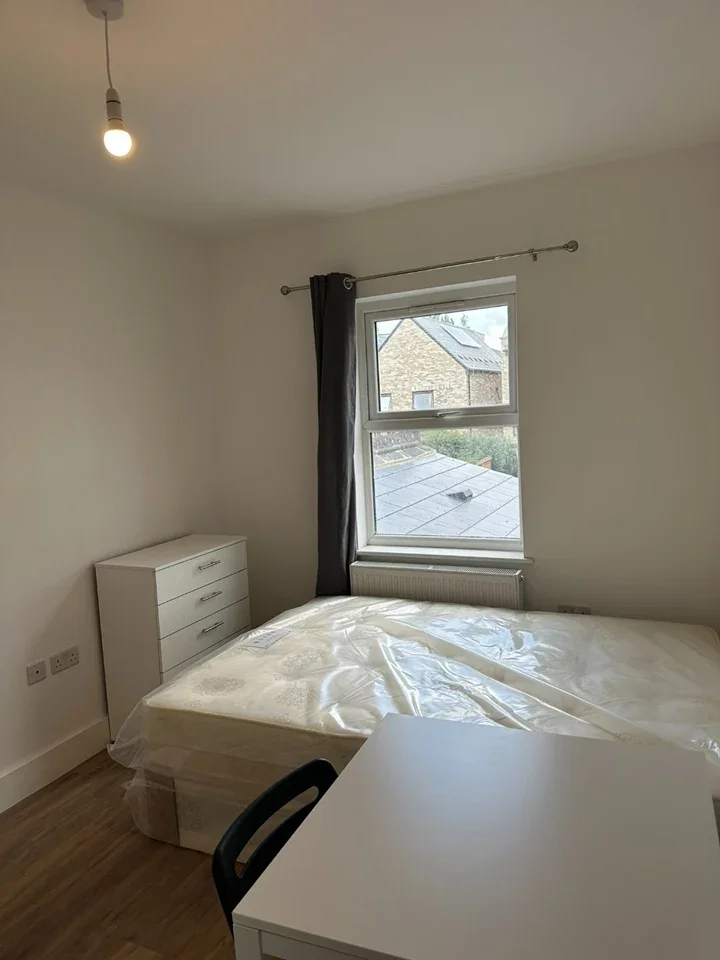 Room Nutfield Road in Greater London
