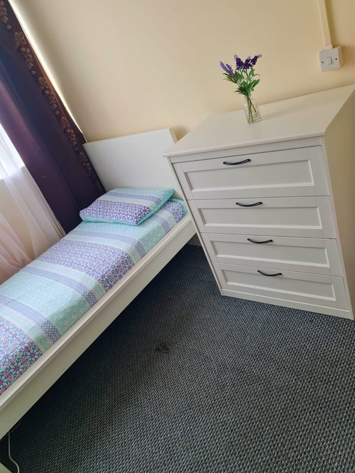Room Grant Road in Greater London