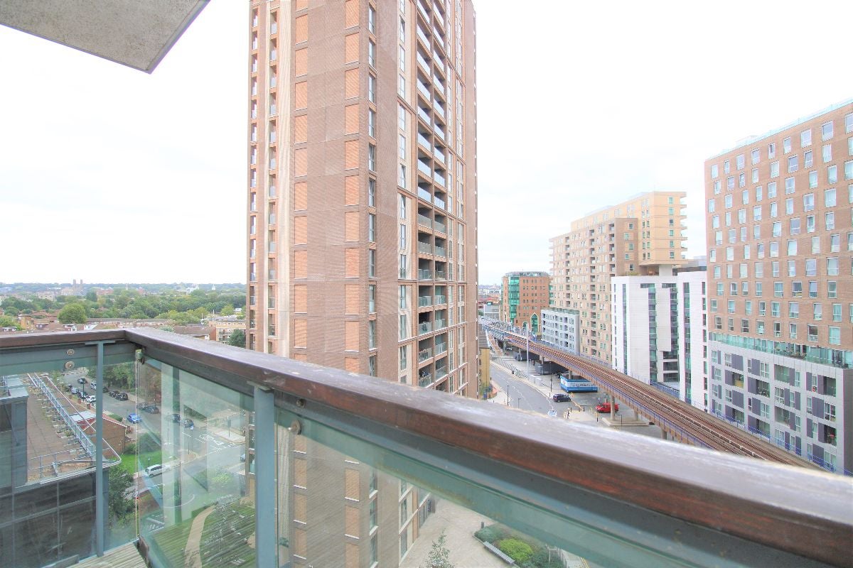 Flat Limeharbour in Greater London