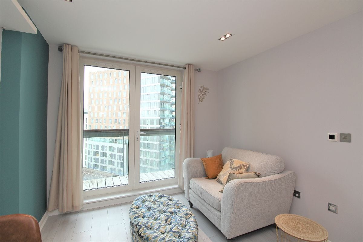 Flat Limeharbour in Greater London