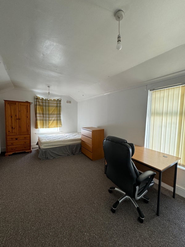 Room Senghennydd Road in Cardiff