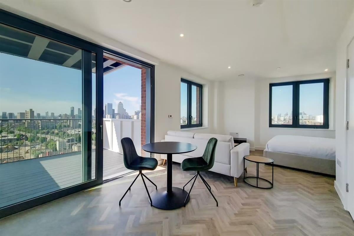 Flat Gillender Street in Greater London