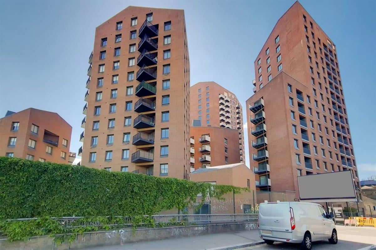 Flat Gillender Street in Greater London