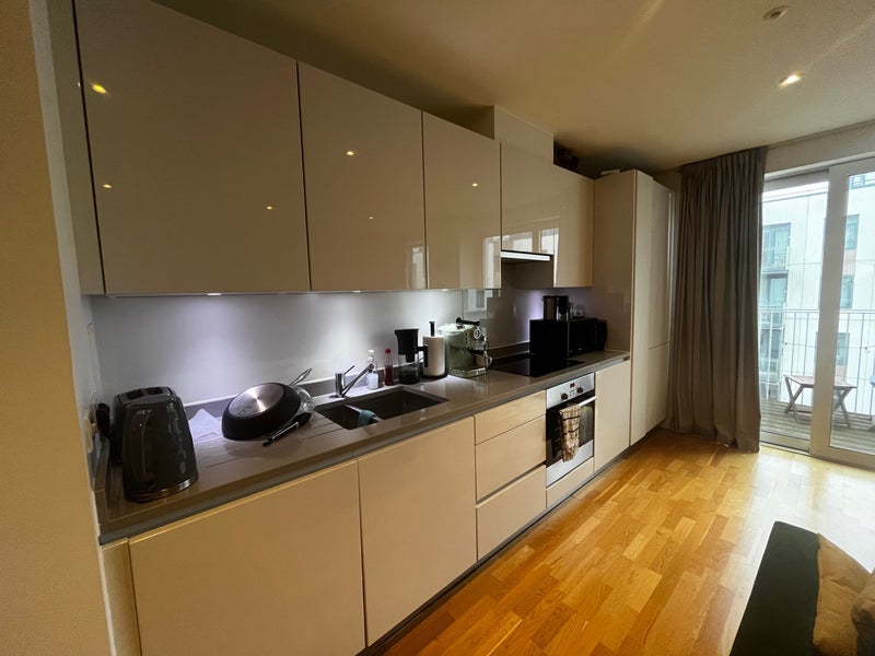 Room Scarlet Close in Greater London