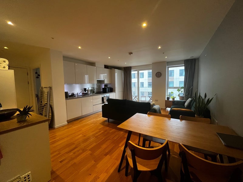 Room Scarlet Close in Greater London