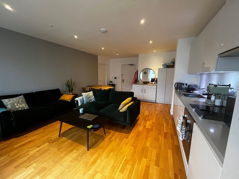 Room Scarlet Close in Greater London