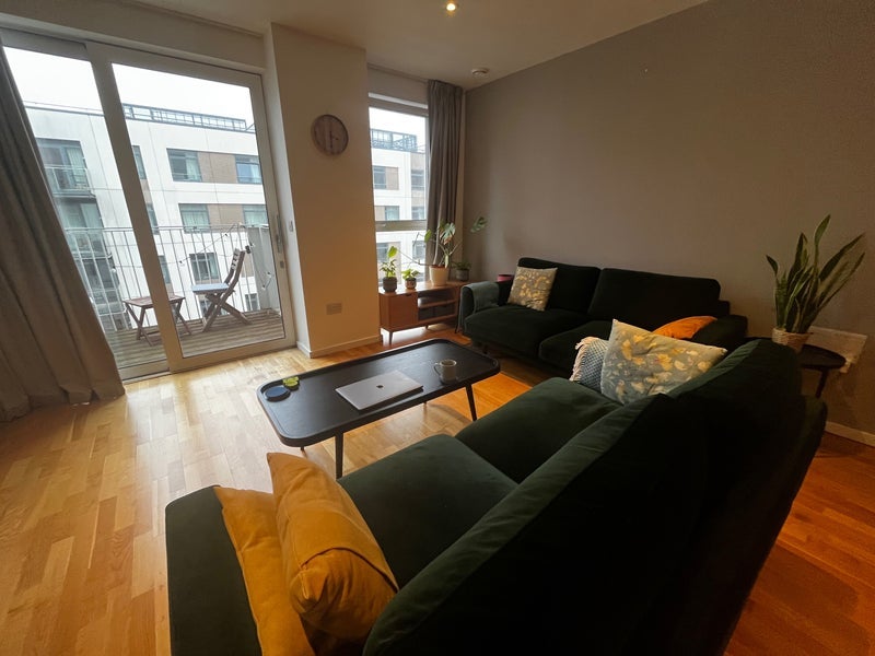 Room Scarlet Close in Greater London