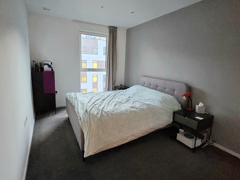 Room Scarlet Close in Greater London