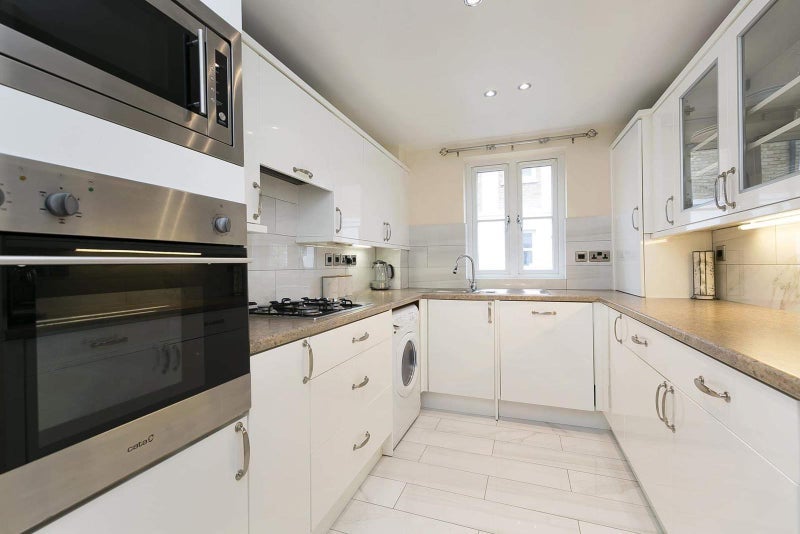 Room Crofton Avenue in Greater London