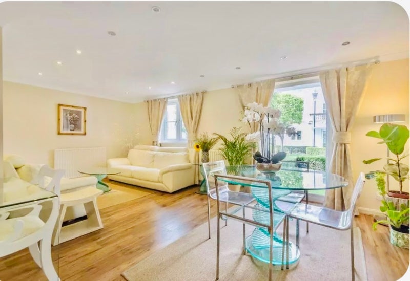 Room Crofton Avenue in Greater London