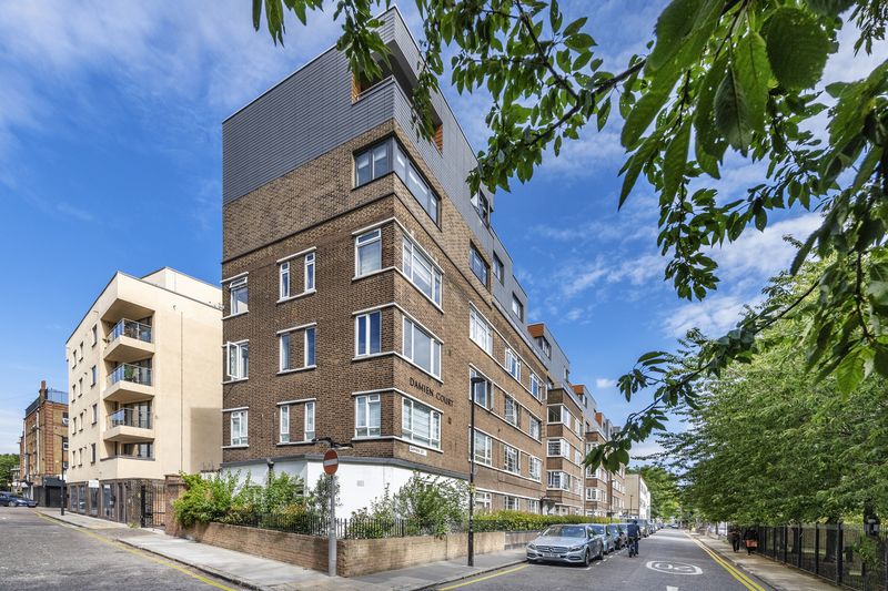 Flat Nelson Street in Greater London