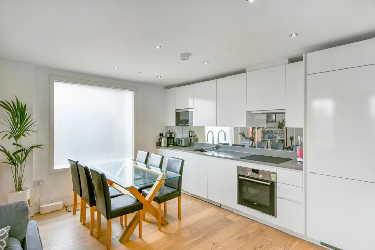 Flat Clapham High Street in Greater London
