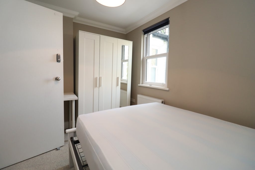 Room Globe Road in Greater London