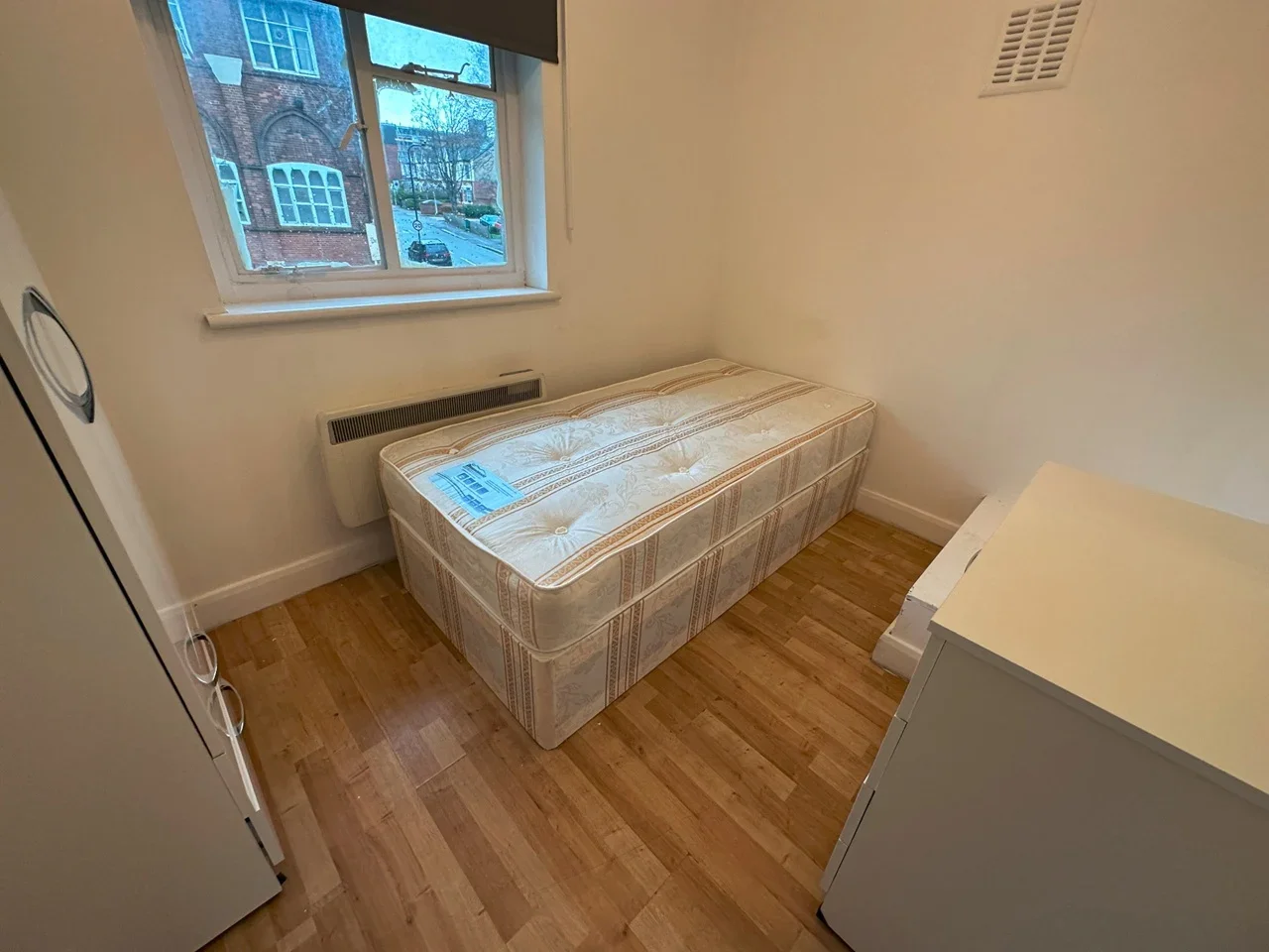 Room High Road in Greater London