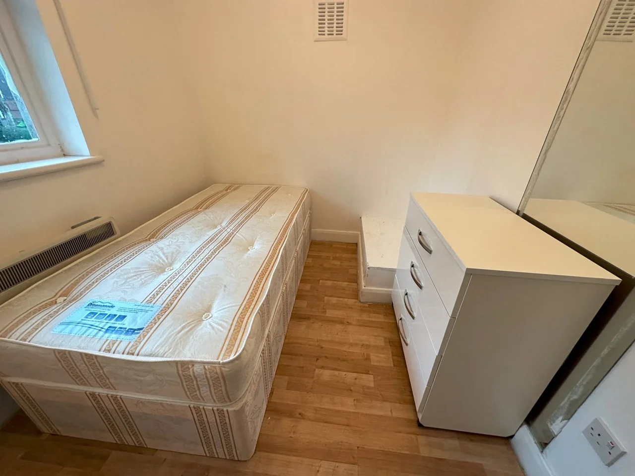 Room High Road in Greater London