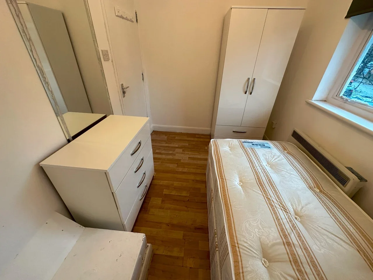 Room High Road in Greater London