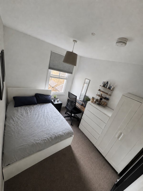 Room Bush Road in Greater London