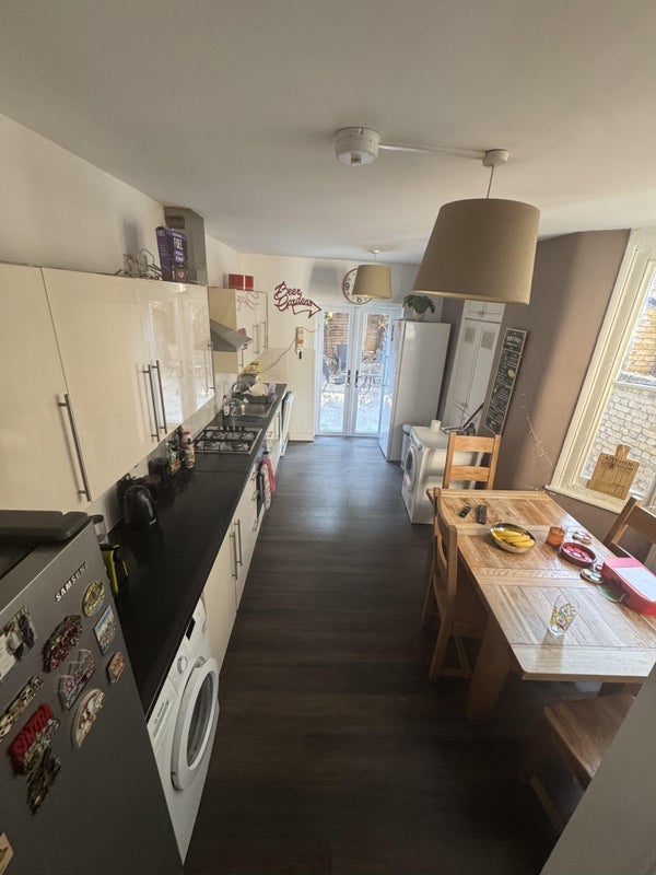 Room Bush Road in Greater London