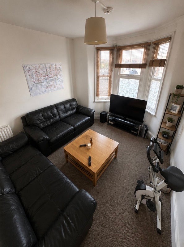 Room Bush Road in Greater London
