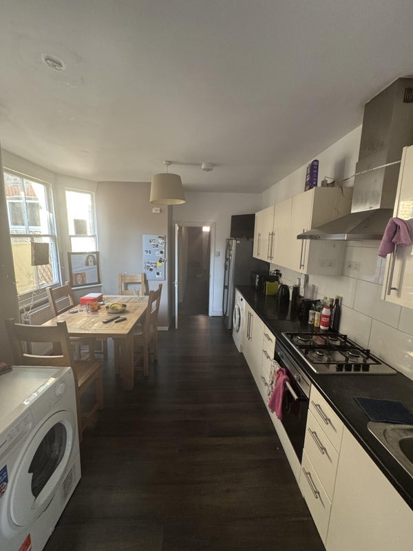Room Bush Road in Greater London