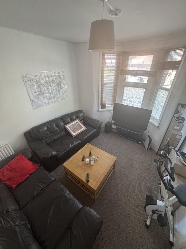 Room Bush Road in Greater London