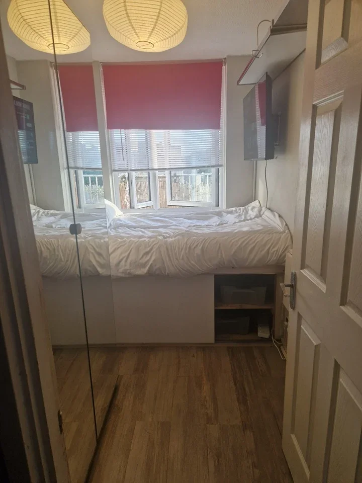 Room Lucey Way in Greater London