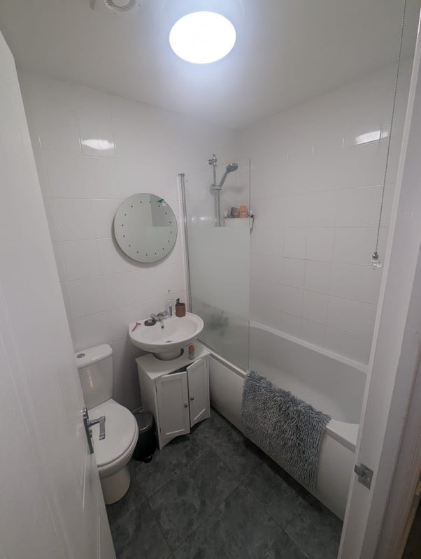 Flat Holywell Close in Bristol