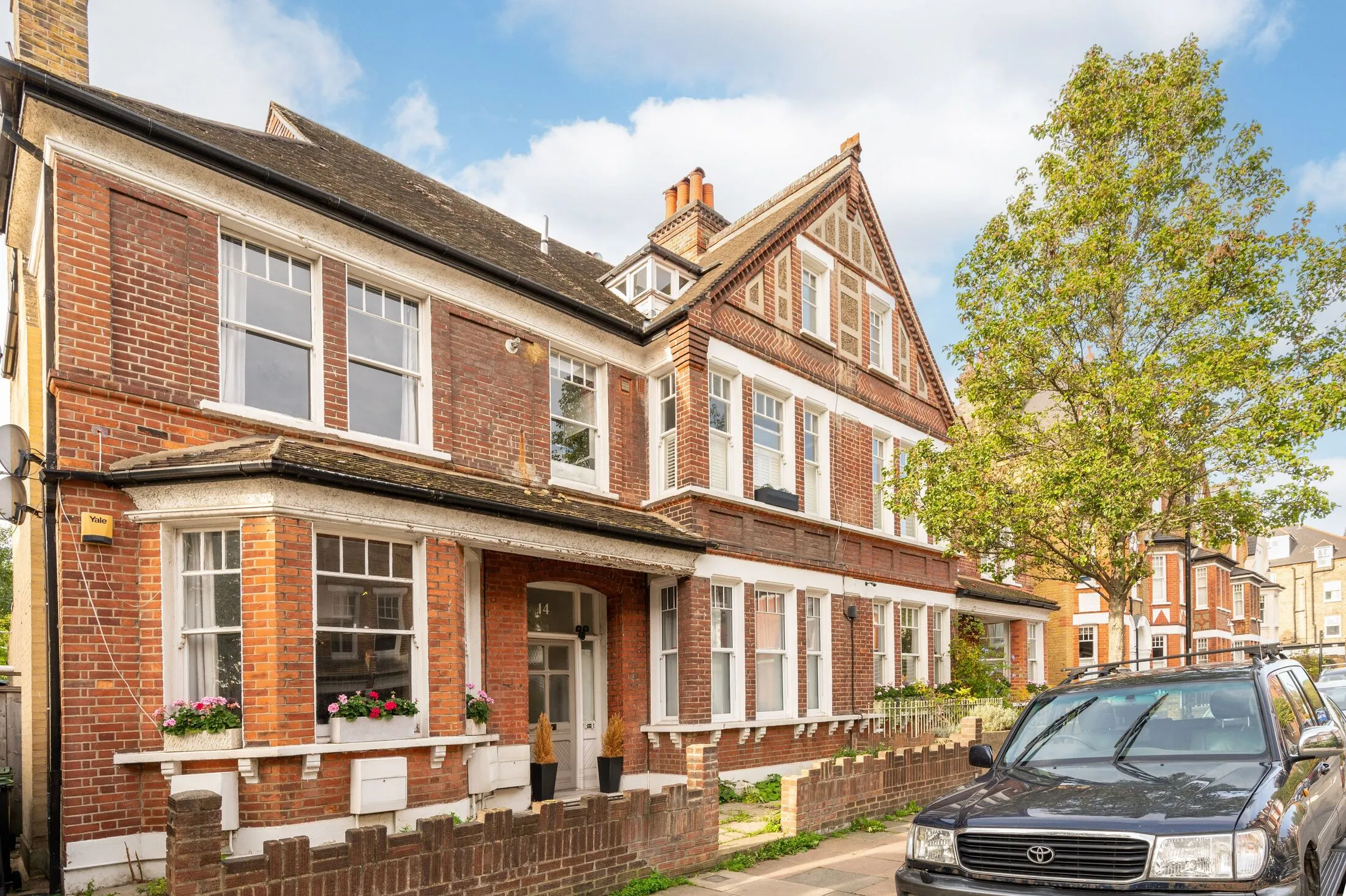 Flat Lessar Avenue in Greater London