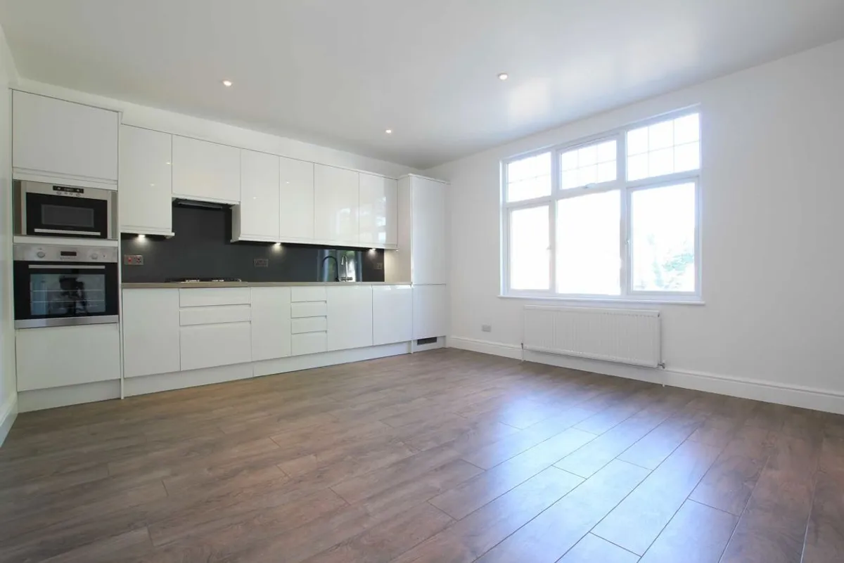Flat Northfield Avenue in Greater London