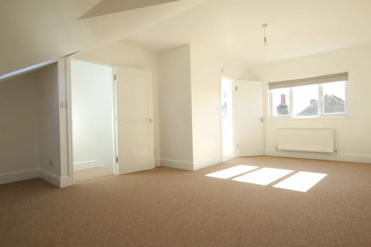 Flat Northfield Avenue in Greater London