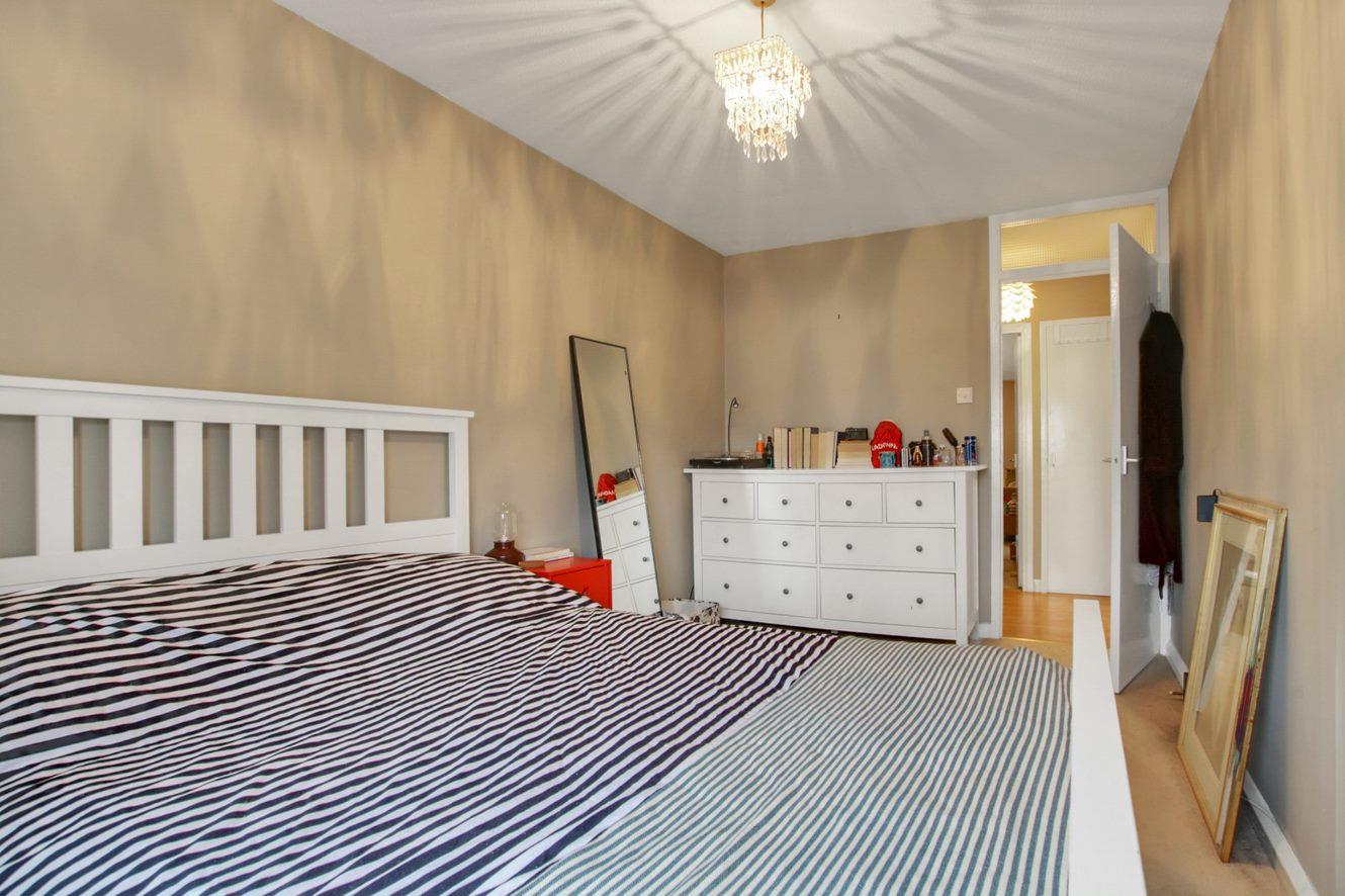 Flat Enfield Close in London