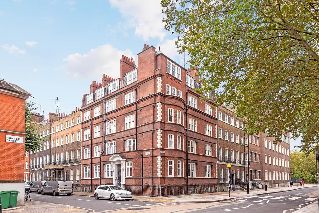 Flat King Charles I Island in City of Westminster