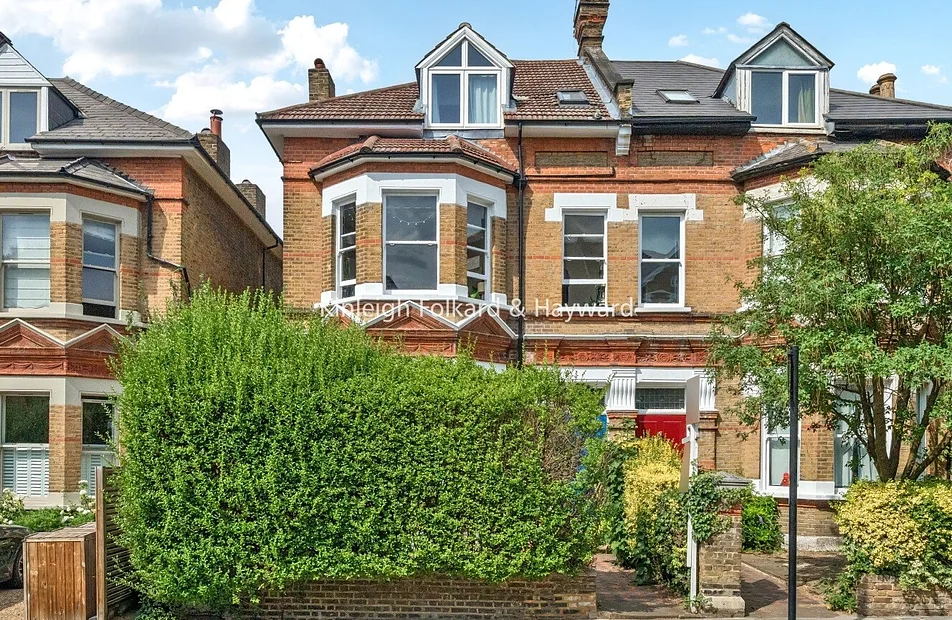 Flat Tierney Road in Greater London