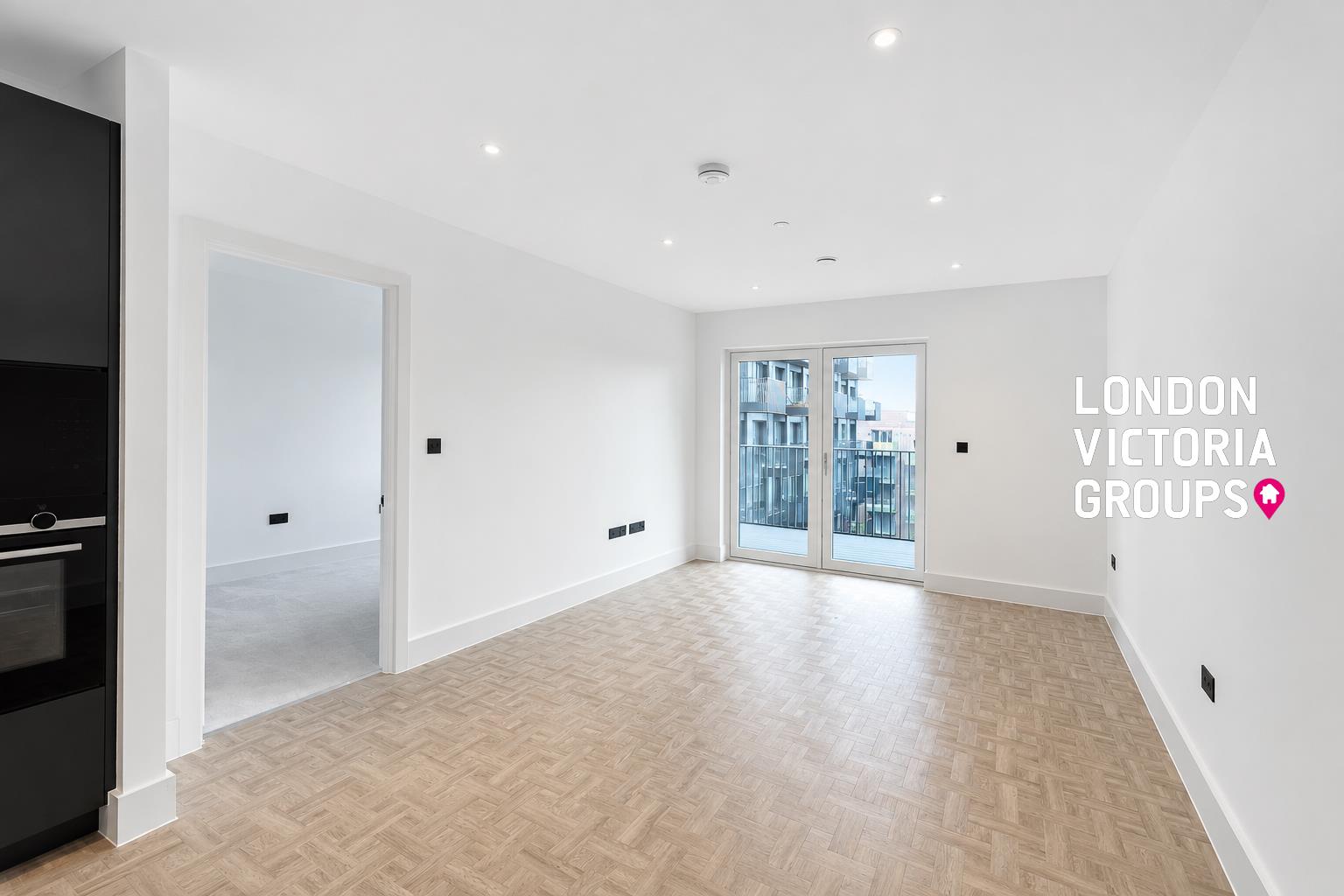 Flat Monarch Square in Greater London