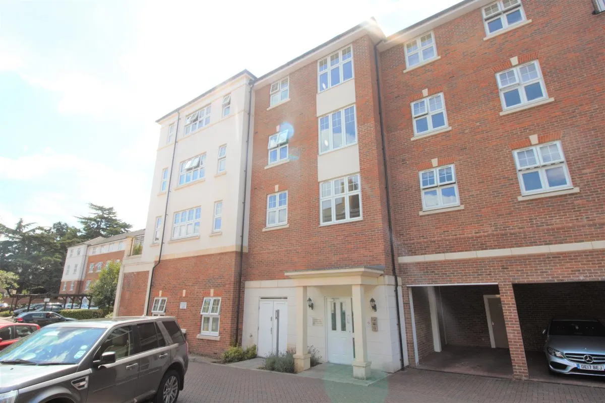 Flat Colnhurst Road in Watford