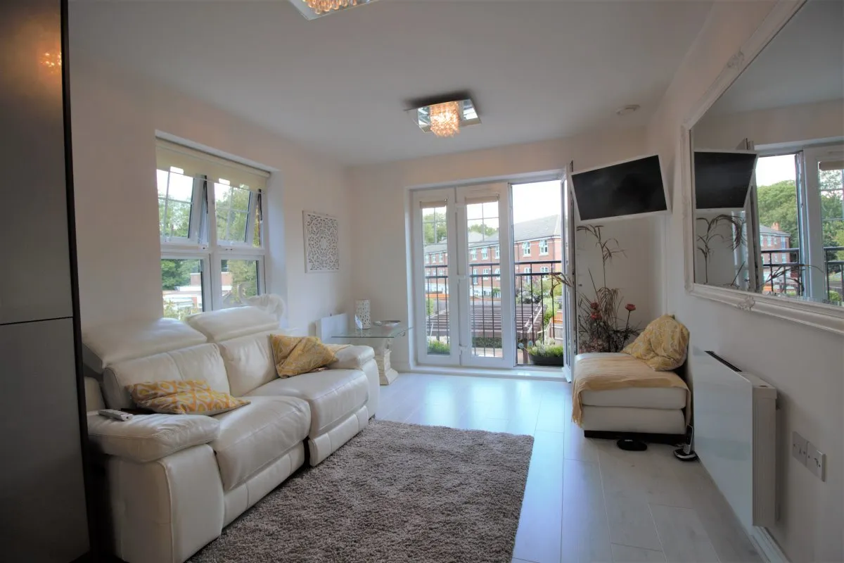Flat Colnhurst Road in Watford