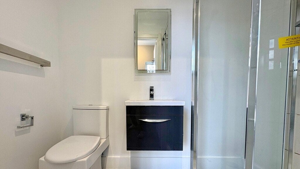 Flat Gunnersbury Lane in Greater London