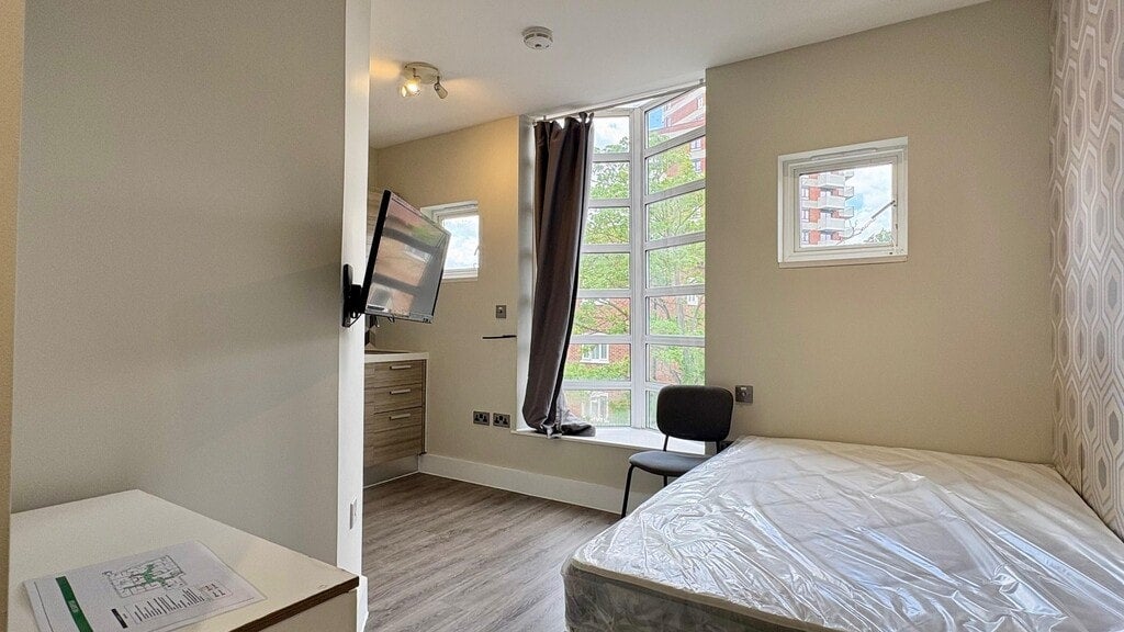 Flat Gunnersbury Lane in Greater London