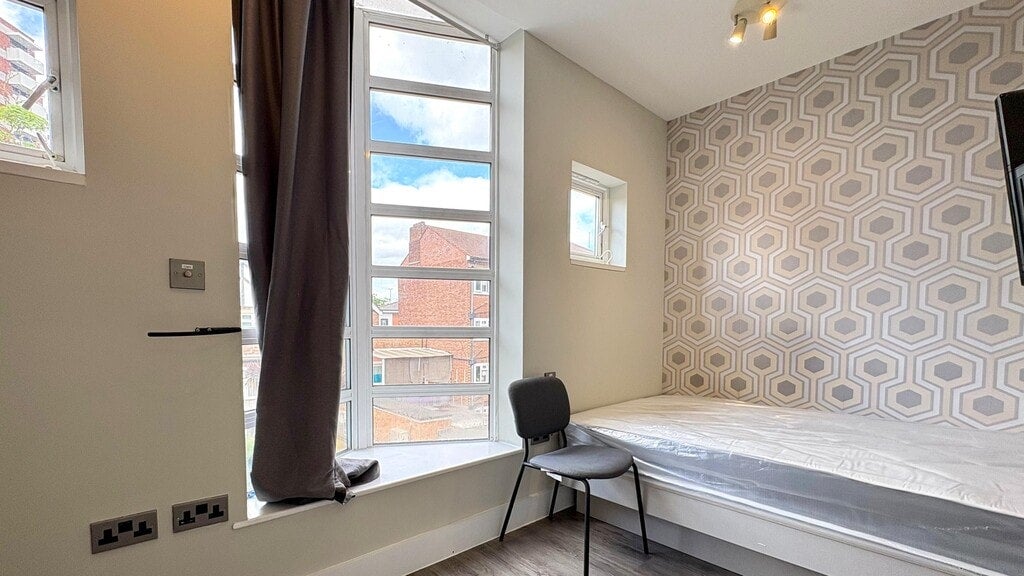 Flat Gunnersbury Lane in Greater London