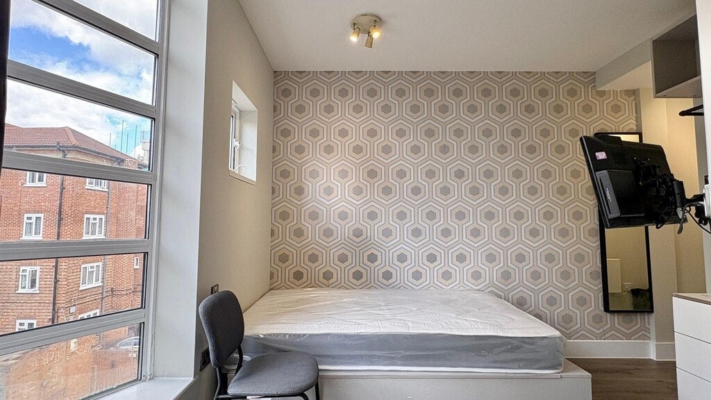 Flat Gunnersbury Lane in Greater London
