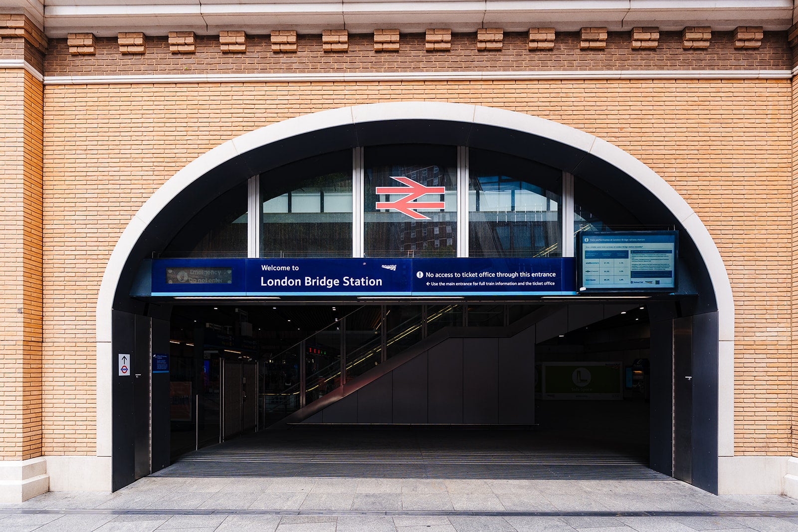 Flat Alscot Road in Greater London