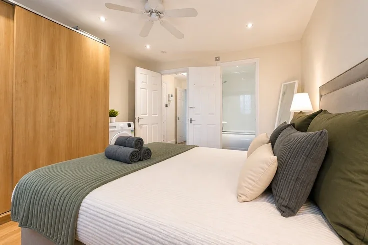 Flat Warwick Road in Greater London