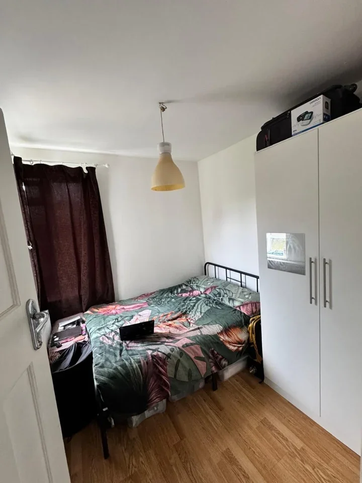 Flat Kings Drive in Greater London