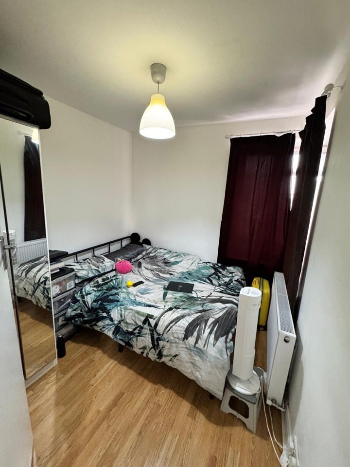 Flat Kings Drive in Greater London